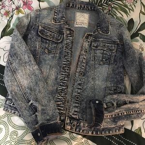 💋 Acid wash denim jacket